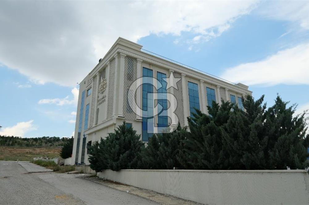 Park Caddesinde, yol cepheli 6 katlı prestijli bina