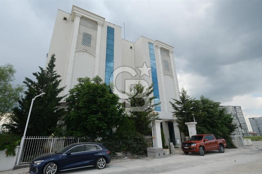 Park Caddesinde, yol cepheli 6 katlı prestijli bina