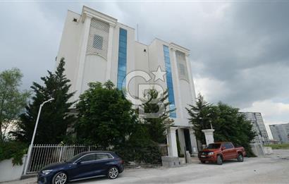 Park Caddesinde, yol cepheli 6 katlı prestijli bina