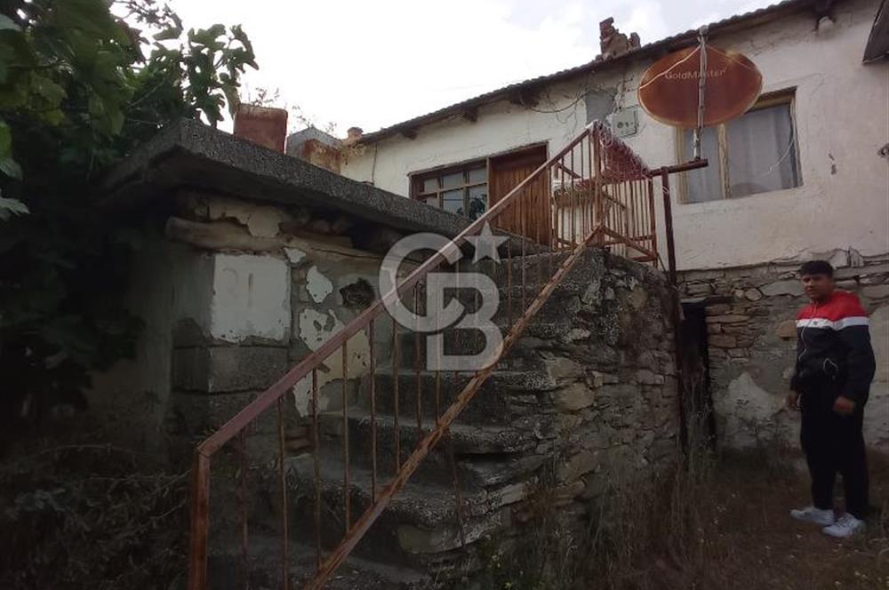 KÖPRÜBAŞI KEMHALLI'DA KÖY İÇİNDE 4560 M2 SATILIK TARLA