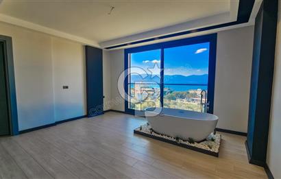 Kuşadası Merkezde Deniz Manzaralı Akıllı Ev Sistemli Lüks Villa