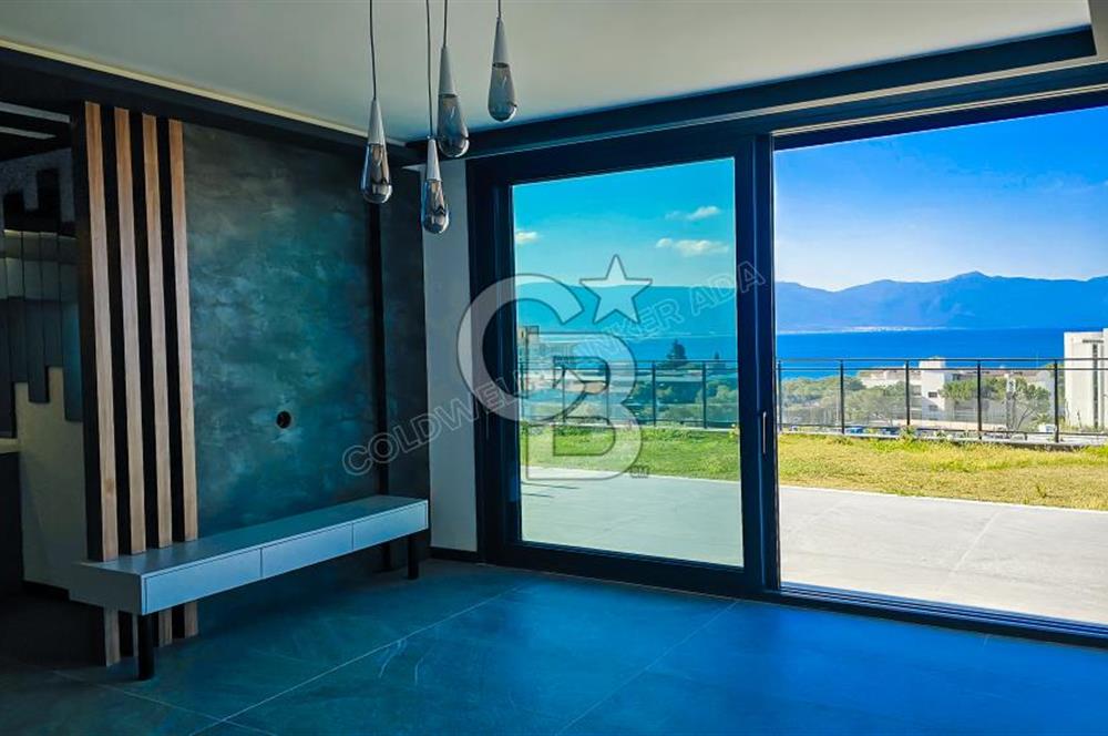 Kuşadası Merkezde Deniz Manzaralı Akıllı Ev Sistemli Lüks Villa