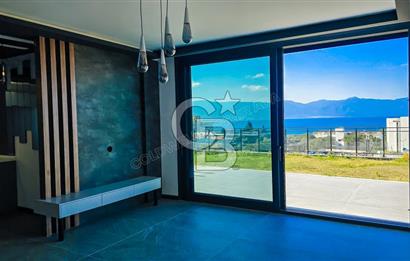 Kuşadası Merkezde Deniz Manzaralı Akıllı Ev Sistemli Lüks Villa