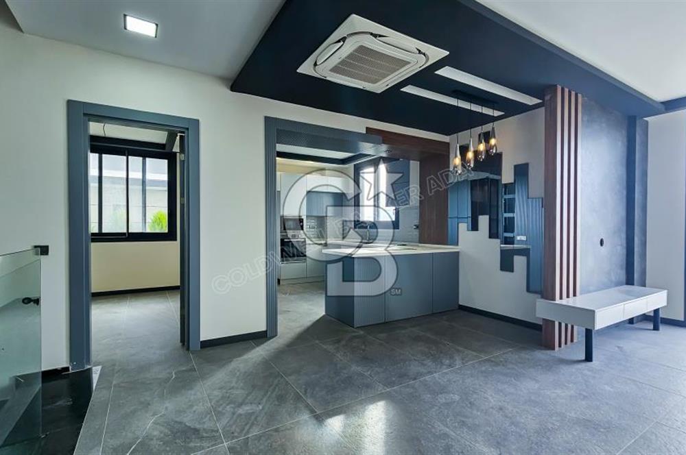 Kuşadası Merkezde Deniz Manzaralı Akıllı Ev Sistemli Lüks Villa