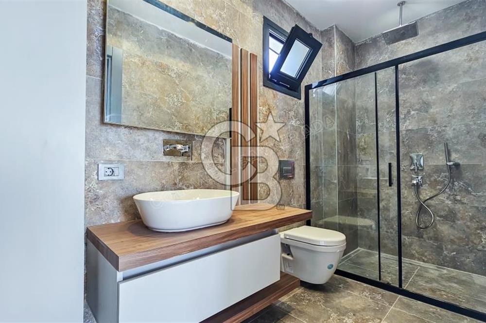 Kuşadası Merkezde Deniz Manzaralı Akıllı Ev Sistemli Lüks Villa