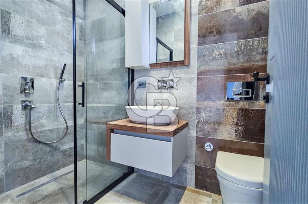 Kuşadası Merkezde Deniz Manzaralı Akıllı Ev Sistemli Lüks Villa