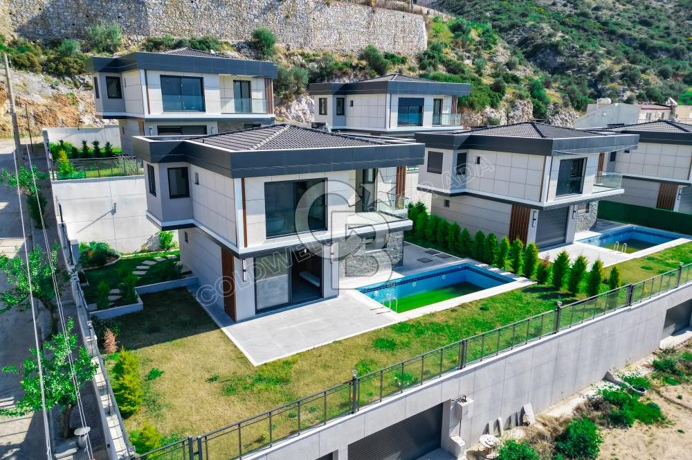Kuşadası Merkezde Deniz Manzaralı Akıllı Ev Sistemli Lüks Villa
