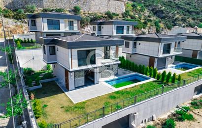 Kuşadası Merkezde Deniz Manzaralı Akıllı Ev Sistemli Lüks Villa