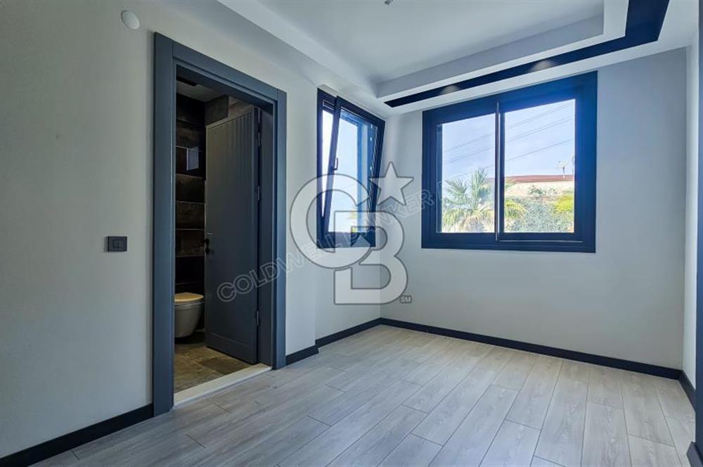 Kuşadası Merkezde Deniz Manzaralı Akıllı Ev Sistemli Lüks Villa