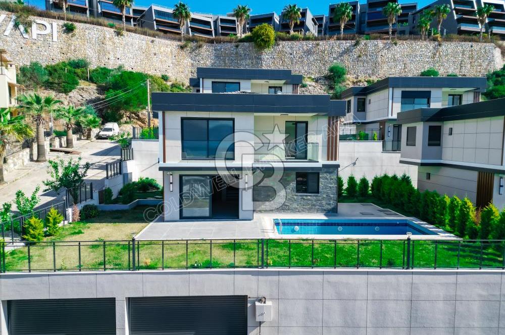 Kuşadası Merkezde Deniz Manzaralı Akıllı Ev Sistemli Lüks Villa
