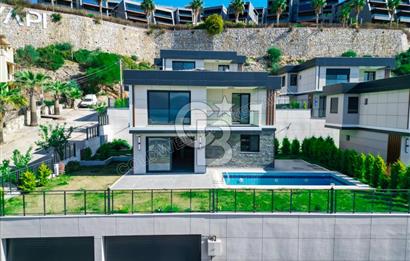 Kuşadası Merkezde Deniz Manzaralı Akıllı Ev Sistemli Lüks Villa