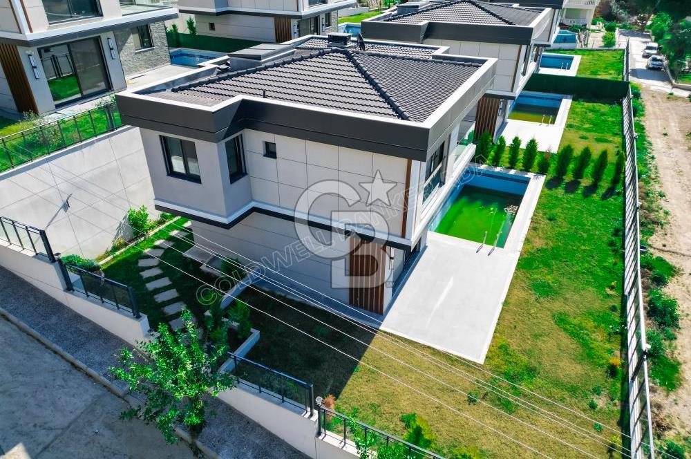 Kuşadası Merkezde Deniz Manzaralı Akıllı Ev Sistemli Lüks Villa