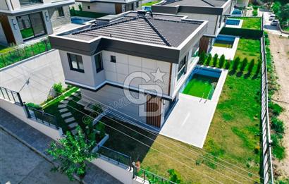 Kuşadası Merkezde Deniz Manzaralı Akıllı Ev Sistemli Lüks Villa