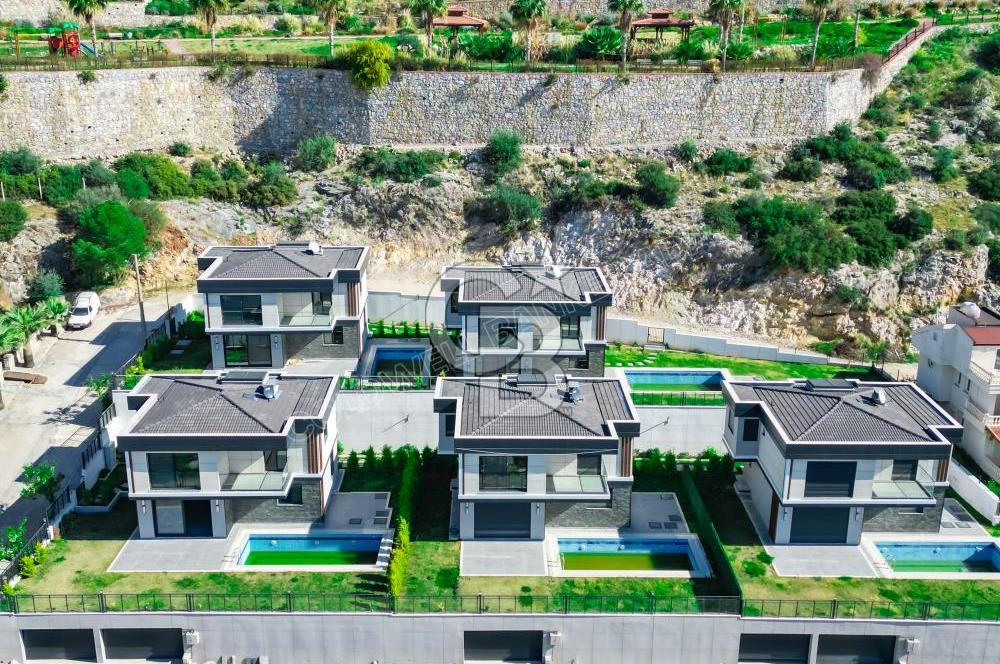 Kuşadası Merkezde Deniz Manzaralı Akıllı Ev Sistemli Lüks Villa