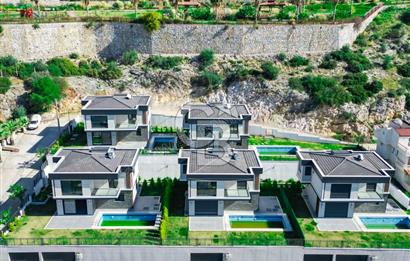 Kuşadası Merkezde Deniz Manzaralı Akıllı Ev Sistemli Lüks Villa
