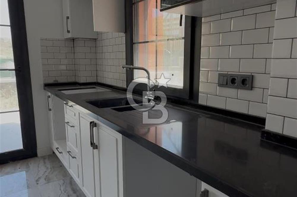 Akarca’nın En Seçkin Lokasyonunda, Özel Havuzlu Site İçinde Lüks 4+1 Tripleks Villa