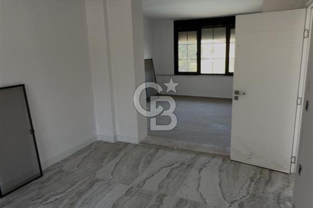 Akarca’nın En Seçkin Lokasyonunda, Özel Havuzlu Site İçinde Lüks 4+1 Tripleks Villa