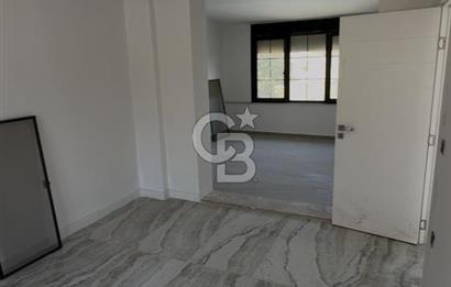 Akarca’nın En Seçkin Lokasyonunda, Özel Havuzlu Site İçinde Lüks 4+1 Tripleks Villa