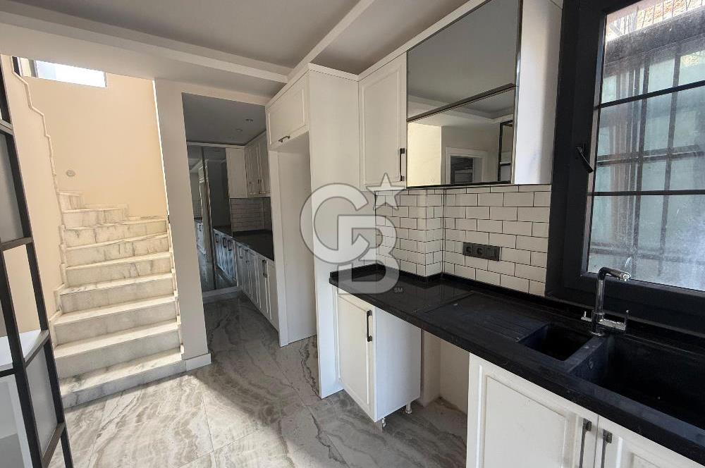 Akarca’nın En Seçkin Lokasyonunda, Özel Havuzlu Site İçinde Lüks 4+1 Tripleks Villa