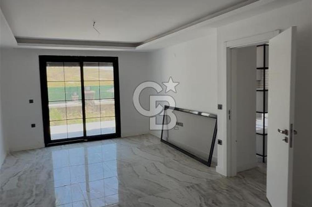 Akarca’nın En Seçkin Lokasyonunda, Özel Havuzlu Site İçinde Lüks 4+1 Tripleks Villa