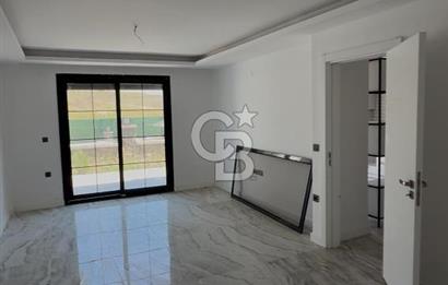 Akarca’nın En Seçkin Lokasyonunda, Özel Havuzlu Site İçinde Lüks 4+1 Tripleks Villa