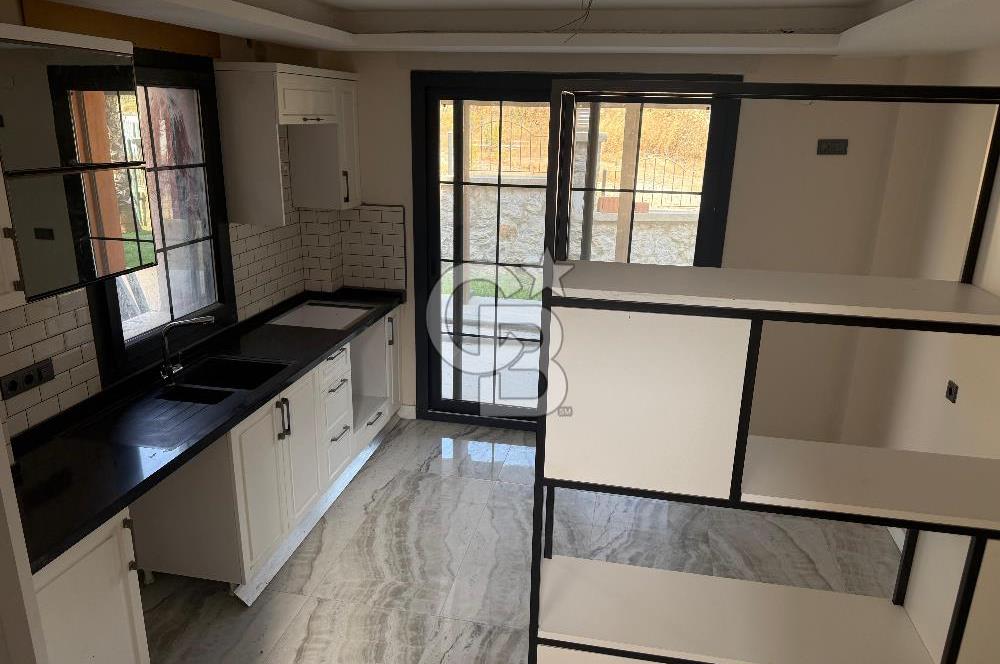Akarca’nın En Seçkin Lokasyonunda, Özel Havuzlu Site İçinde Lüks 4+1 Tripleks Villa
