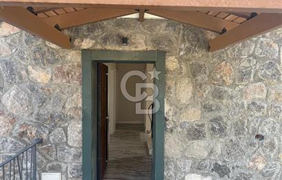 Akarca’nın En Seçkin Lokasyonunda, Özel Havuzlu Site İçinde Lüks 4+1 Tripleks Villa