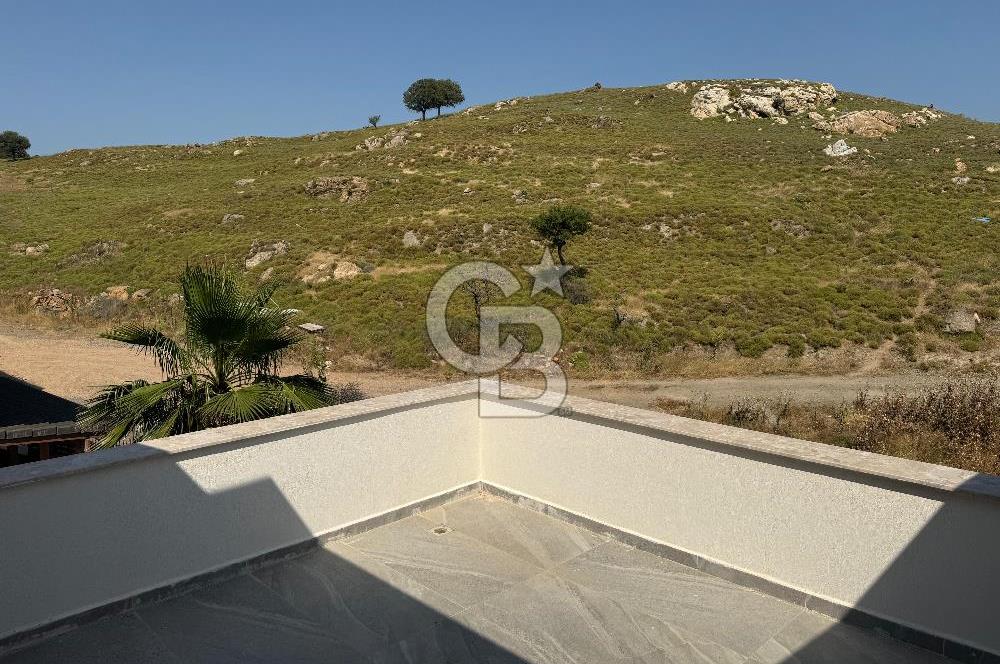 Akarca’nın En Seçkin Lokasyonunda, Özel Havuzlu Site İçinde Lüks 4+1 Tripleks Villa