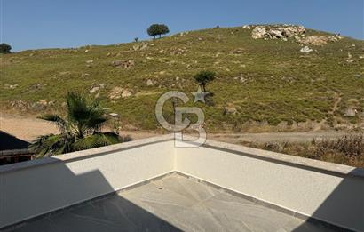 Akarca’nın En Seçkin Lokasyonunda, Özel Havuzlu Site İçinde Lüks 4+1 Tripleks Villa