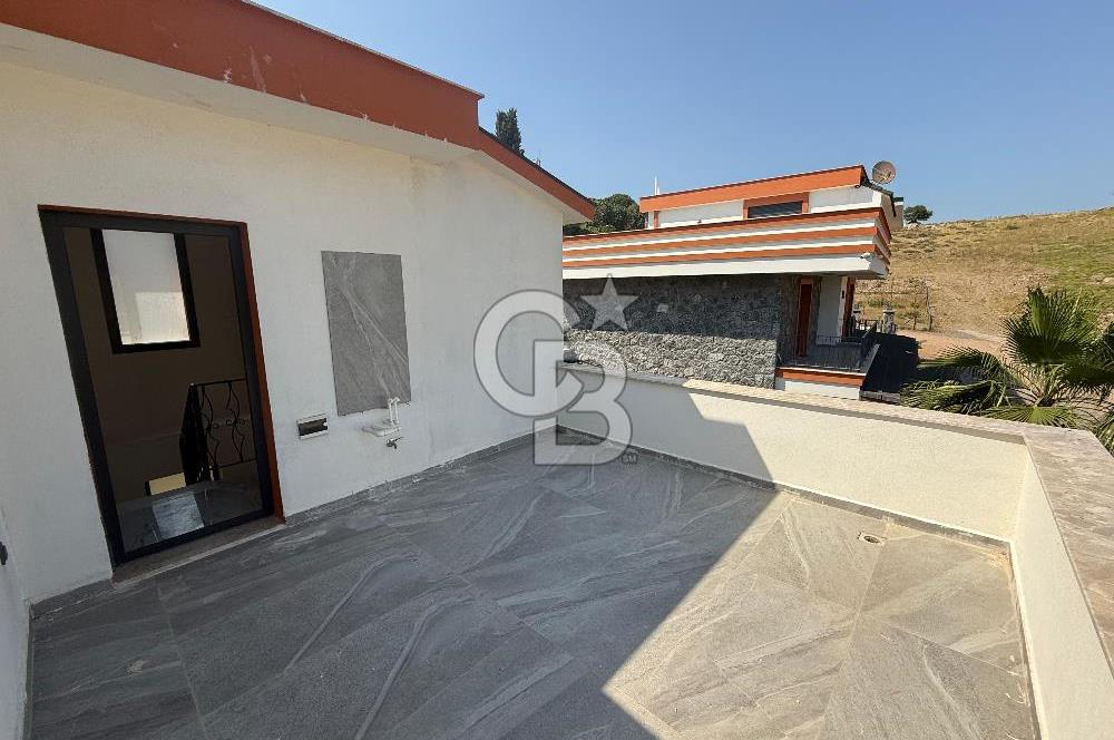 Akarca’nın En Seçkin Lokasyonunda, Özel Havuzlu Site İçinde Lüks 4+1 Tripleks Villa