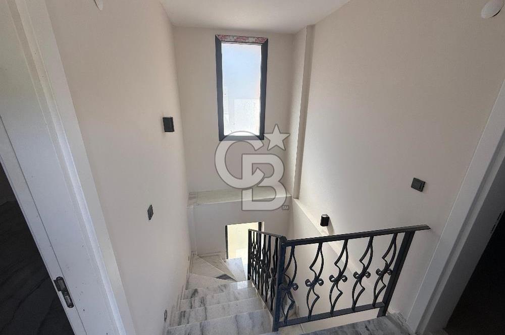 Akarca’nın En Seçkin Lokasyonunda, Özel Havuzlu Site İçinde Lüks 4+1 Tripleks Villa