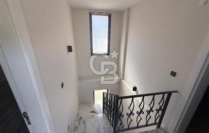Akarca’nın En Seçkin Lokasyonunda, Özel Havuzlu Site İçinde Lüks 4+1 Tripleks Villa
