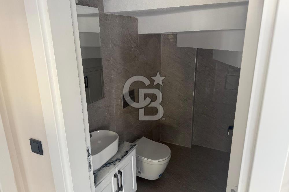 Akarca’nın En Seçkin Lokasyonunda, Özel Havuzlu Site İçinde Lüks 4+1 Tripleks Villa