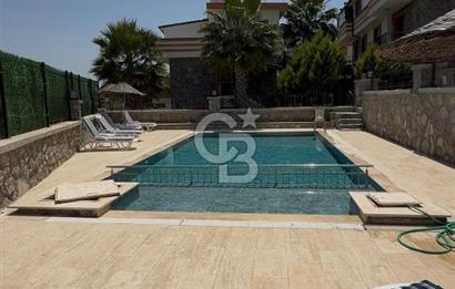 Akarca’nın En Seçkin Lokasyonunda, Özel Havuzlu Site İçinde Lüks 4+1 Tripleks Villa