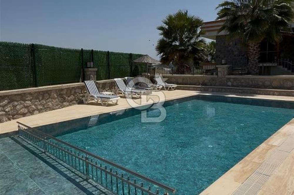 Akarca’nın En Seçkin Lokasyonunda, Özel Havuzlu Site İçinde Lüks 4+1 Tripleks Villa