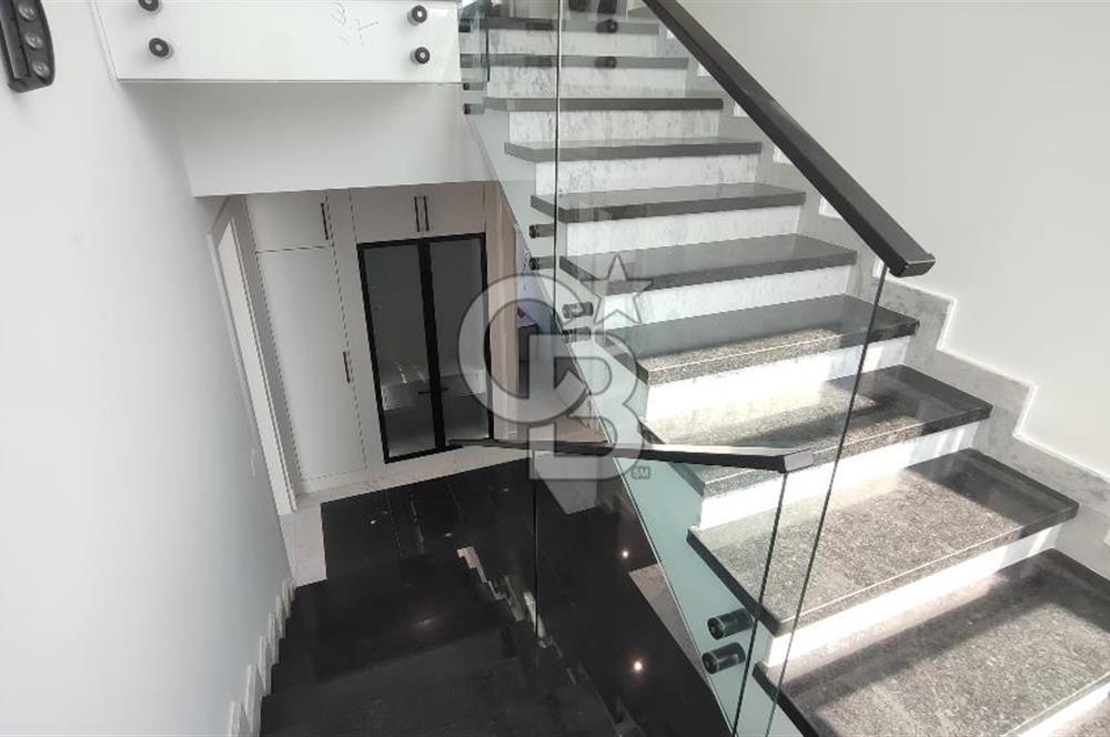 GİRNE ALAGADİ'DE EMSALSİZ 800M2 ARSA ÜZERİNDE 4,5+1 250M2 KAPALI ALANI BULUNAN  SATILIK DUBLEKS VİLLA