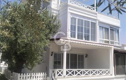KIYIKIŞLACIK’TA ÖZEL PLAJLI İKİZ TRİPLEKS VİLLA