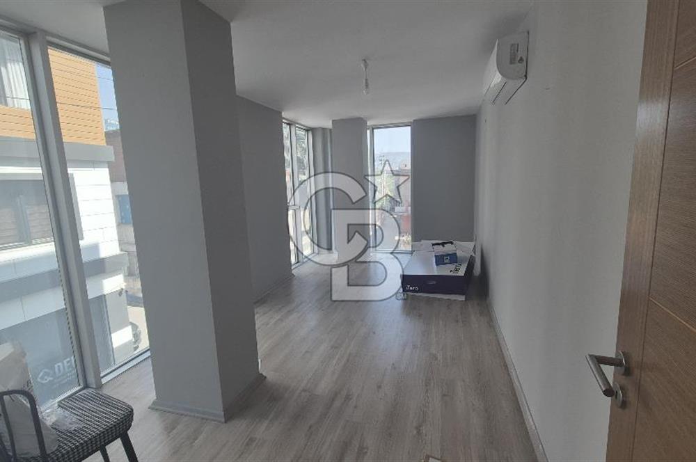 Bayraklı Adliye Yakını Doğa Plazada 82 m2 Geniş 2+1 Kiralık Ofis
