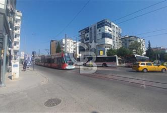 Ataşehir'de eski havaalanı  caddesi tramvay durağı karşısında 4 kat imarlı satılık arsa