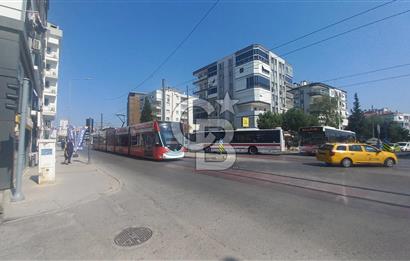 Ataşehir'de eski havaalanı  caddesi tramvay durağı karşısında 4 kat imarlı satılık arsa