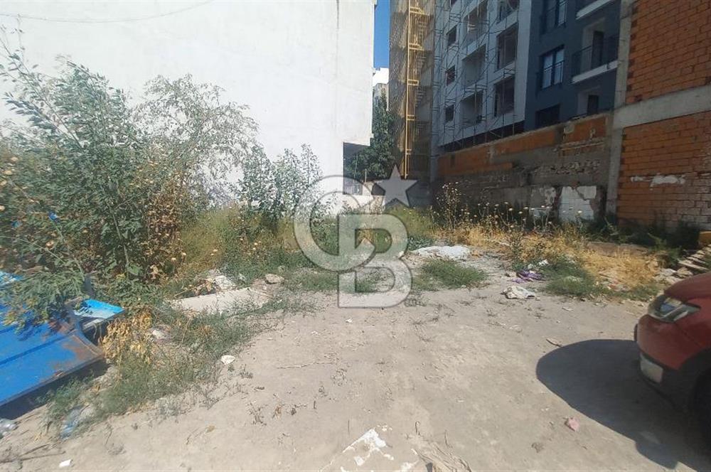 Ataşehir'de eski havaalanı  caddesi tramvay durağı karşısında 4 kat imarlı satılık arsa