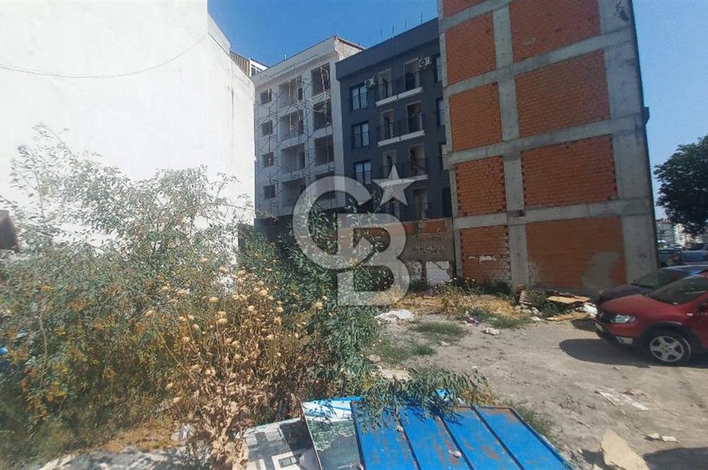 Ataşehir'de eski havaalanı  caddesi tramvay durağı karşısında 4 kat imarlı satılık arsa