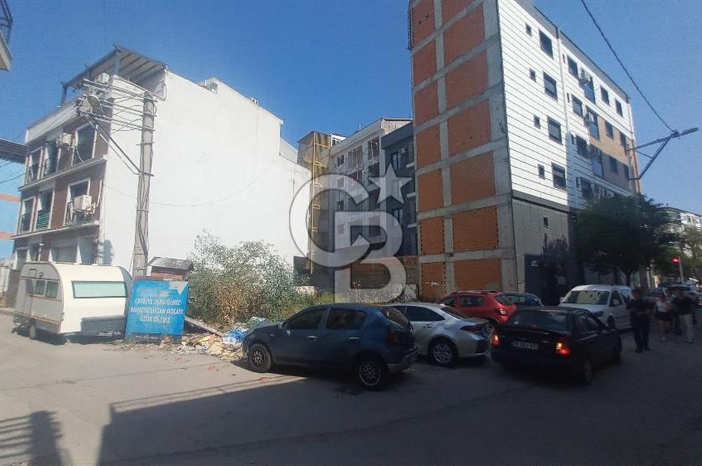 Ataşehir'de eski havaalanı  caddesi tramvay durağı karşısında 4 kat imarlı satılık arsa