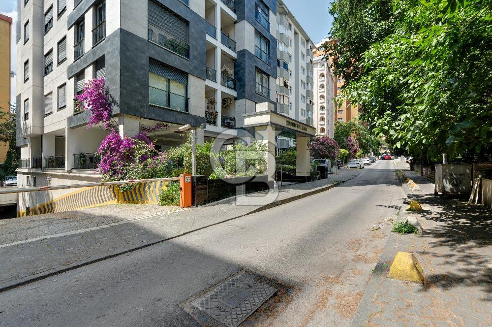 KOZYATAĞI MERKEZ 220 M2 4+1 GENÇ BİNA MÜKEMMEL LOKASYON