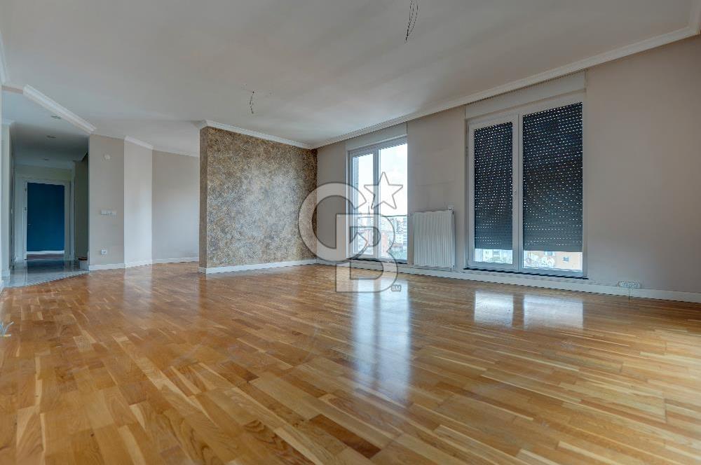 KOZYATAĞI MERKEZ 220 M2 4+1 GENÇ BİNA MÜKEMMEL LOKASYON