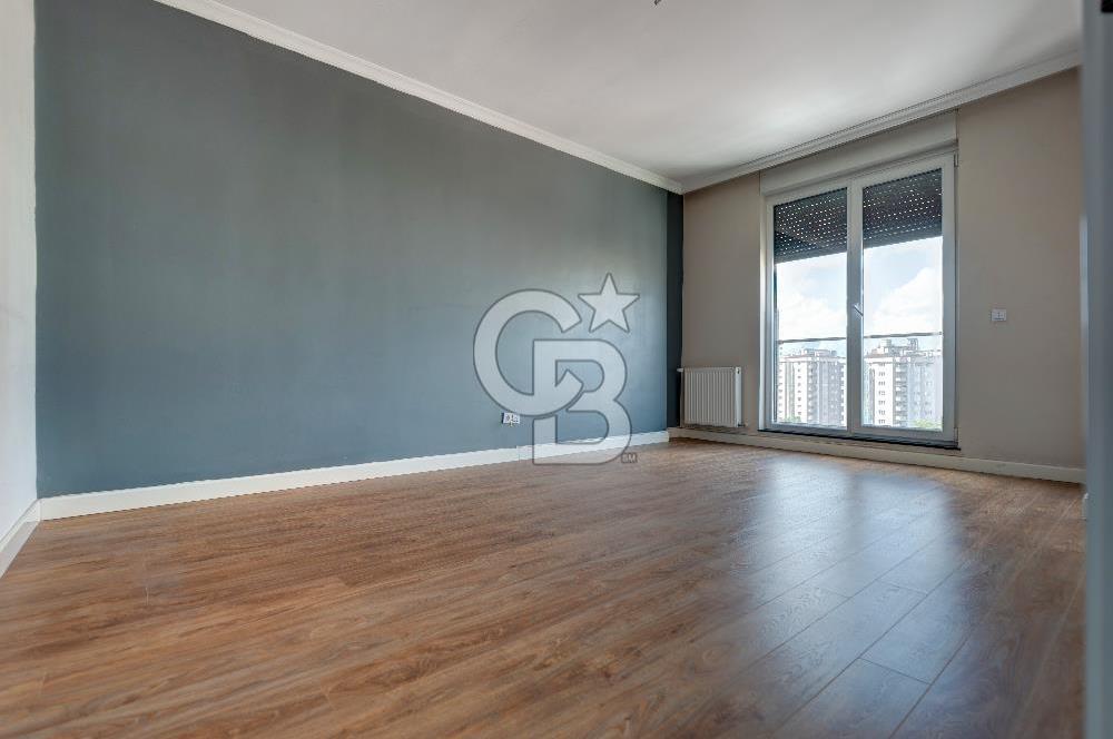 KOZYATAĞI MERKEZ 220 M2 4+1 GENÇ BİNA MÜKEMMEL LOKASYON