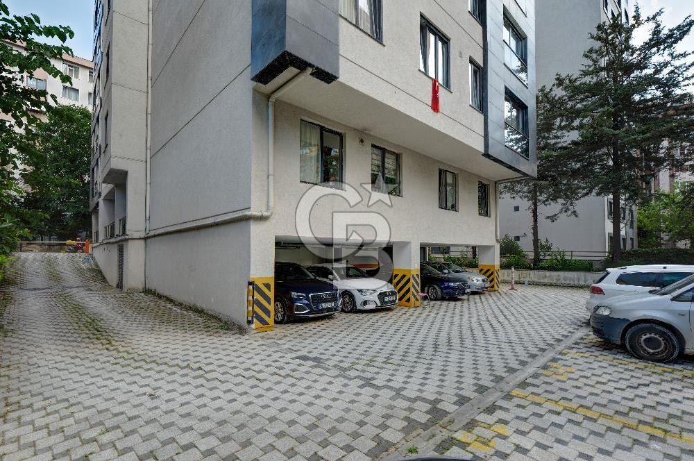 KOZYATAĞI MERKEZ 220 M2 4+1 GENÇ BİNA MÜKEMMEL LOKASYON