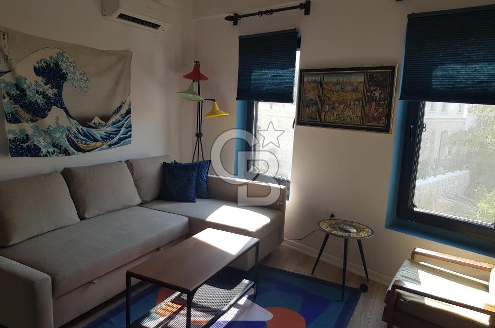 URLA SANAT SOKAĞI GİRİŞİNDE MÜKEMMEL KONUMDA SATILIK 1+1 TAŞ EV