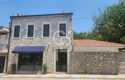 URLA SANAT SOKAĞI GİRİŞİNDE MÜKEMMEL KONUMDA SATILIK 1+1 TAŞ EV