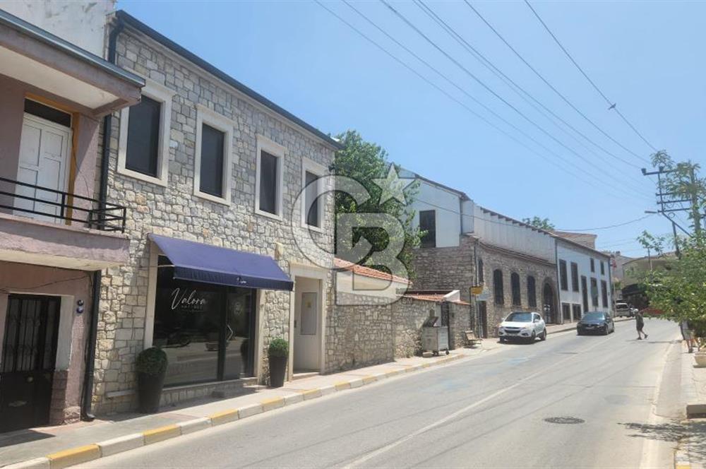 URLA SANAT SOKAĞI GİRİŞİNDE MÜKEMMEL KONUMDA SATILIK 1+1 TAŞ EV